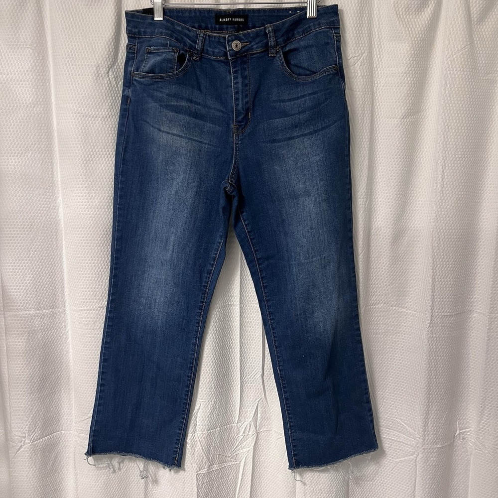 Almost Famous Size 13 Mid Rise Wide Leg Raw Edge Short Crop Jeans 32x24 EC‎